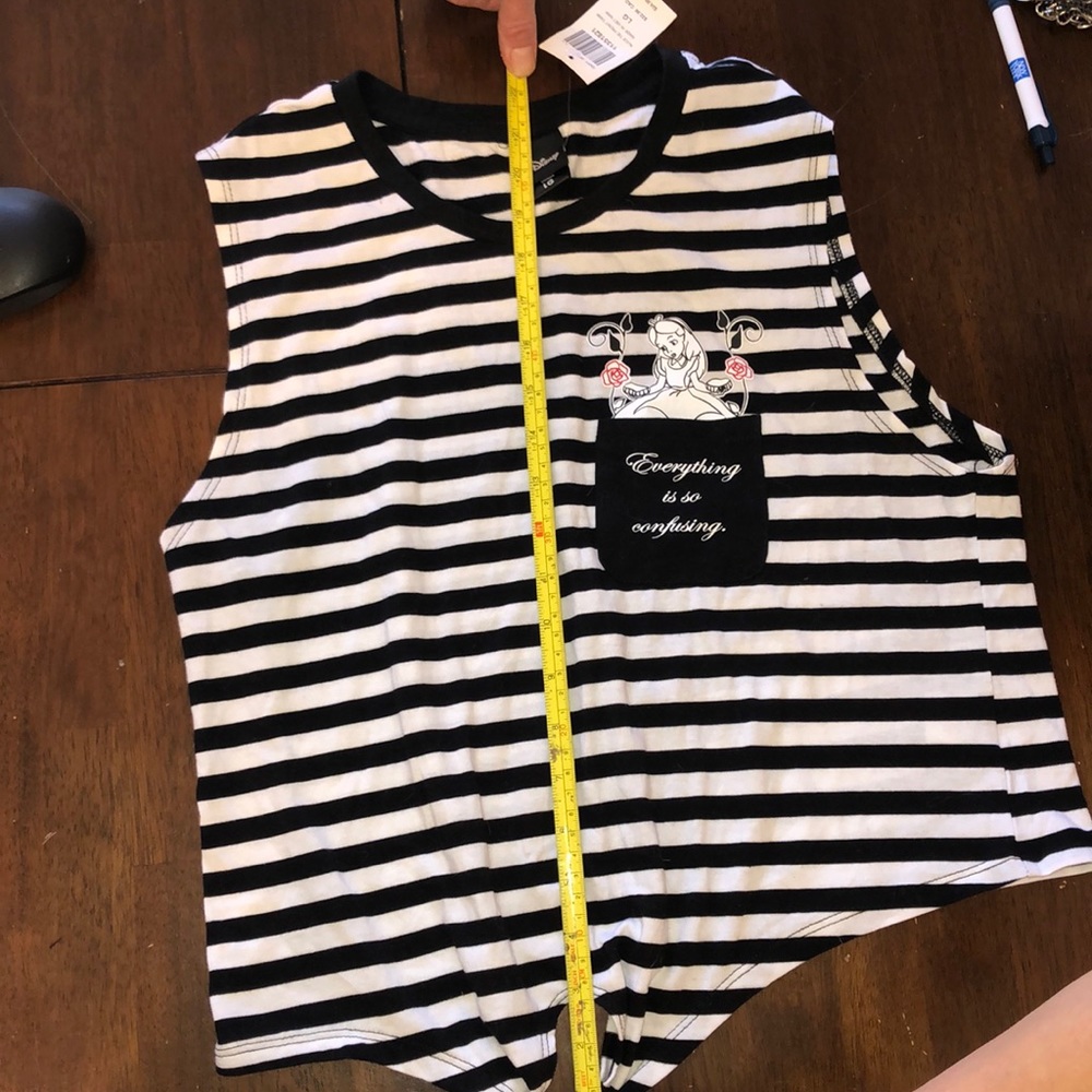 ✨Hot Topic tee✨ - Picture 4 of 7